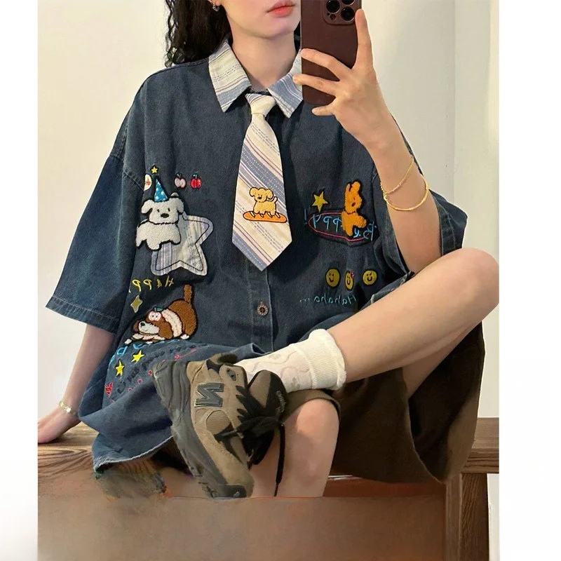 

Женская джинсовая рубашка с вышивкой в стиле ретро-американских мультфильмов, свободного кроя, с коротким рукавом, в университетском стиле, летняя, уличная, с воротником