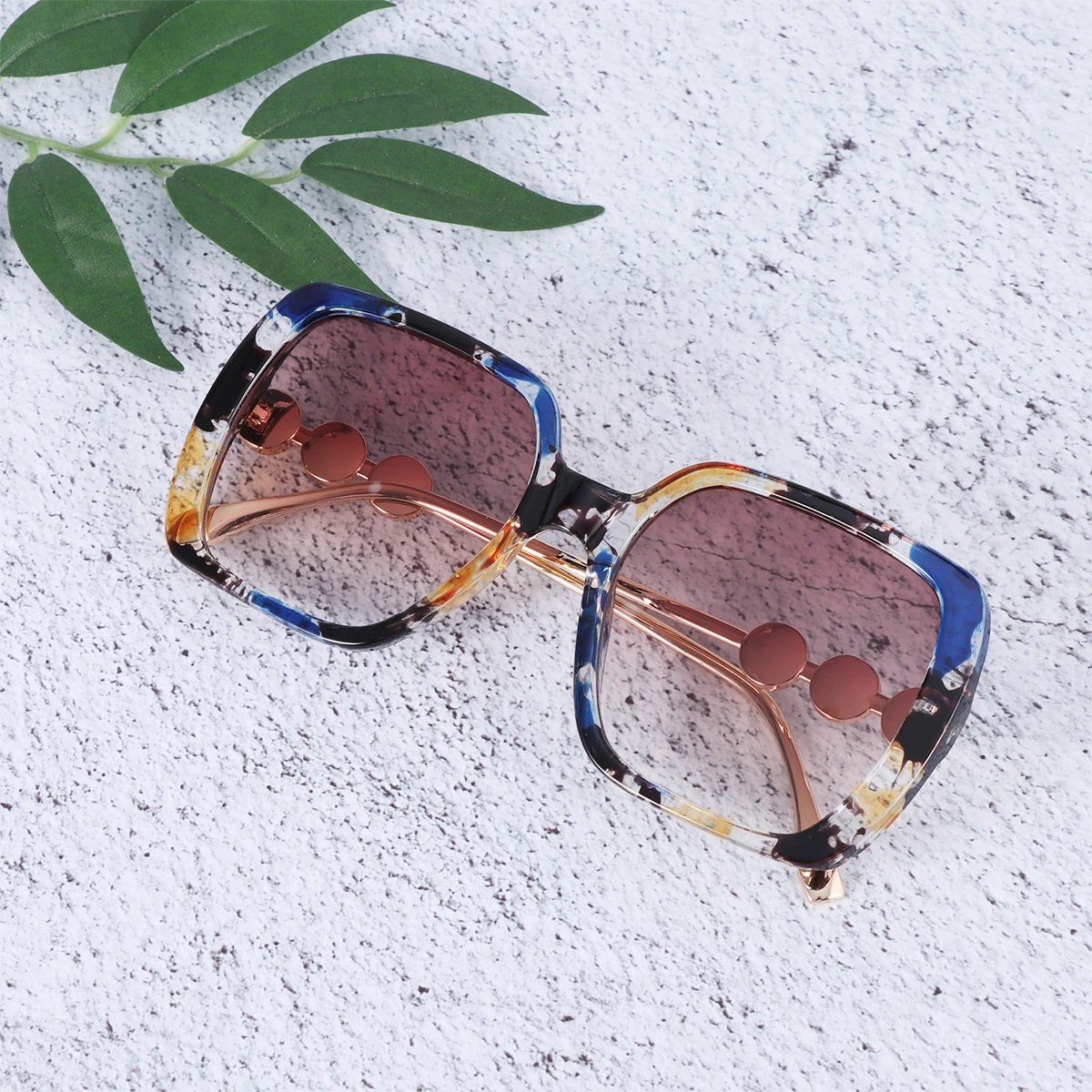 

Fashionable Leopard Frame Sunglasses For Woman Uv Protection Plastic Metal Design Compact Nose Fit Pearls Decorated Outdoor Wear
