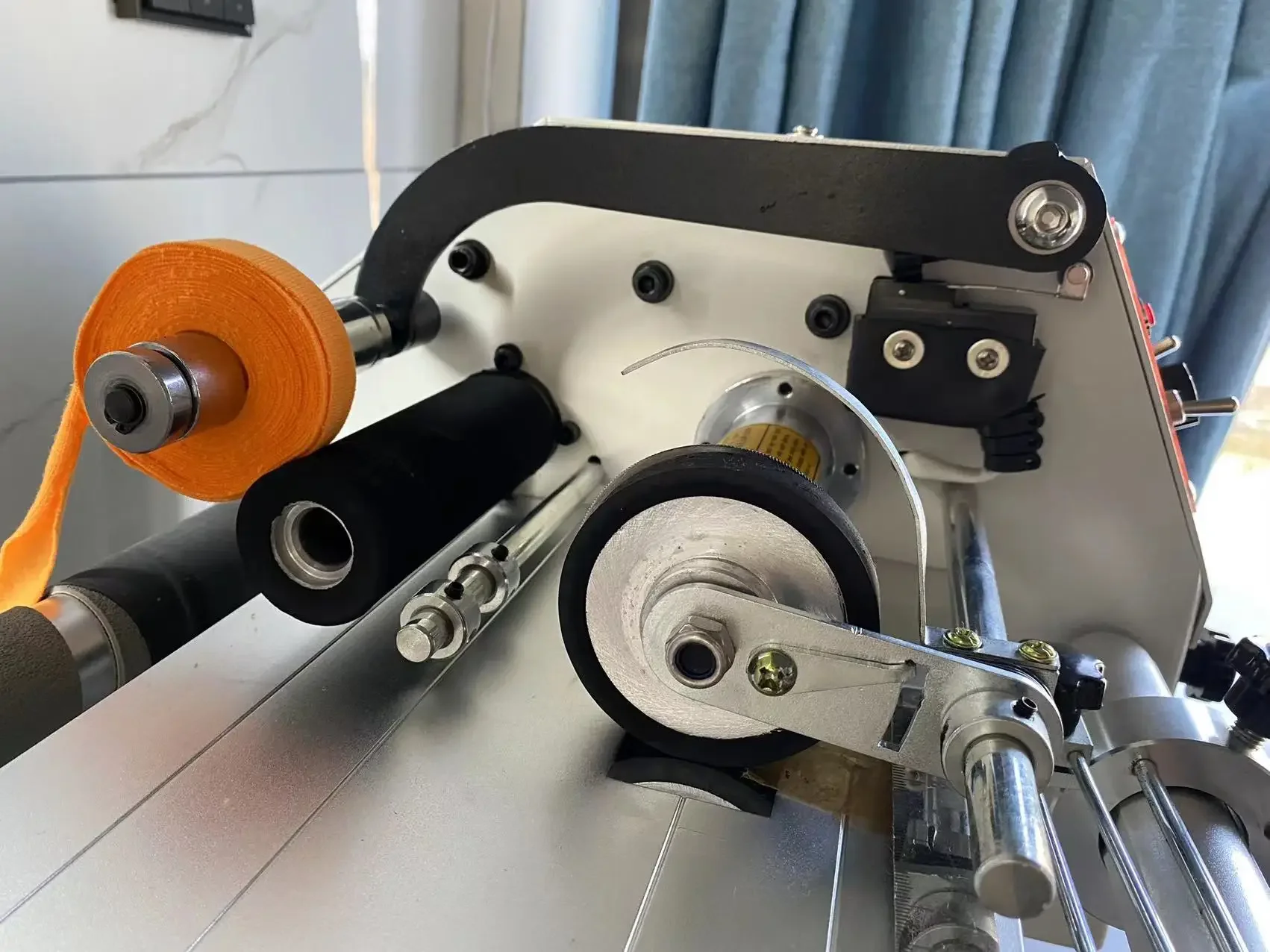 

DS-933 New Roll Fabric Piping Strip Cutting Roll Fabric Cutting