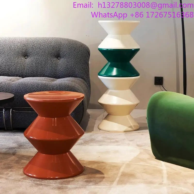 

Скандинавская смена обуви в дверь. Домашняя гостиная. Простой детский круглый табурет в виде песочных часов.