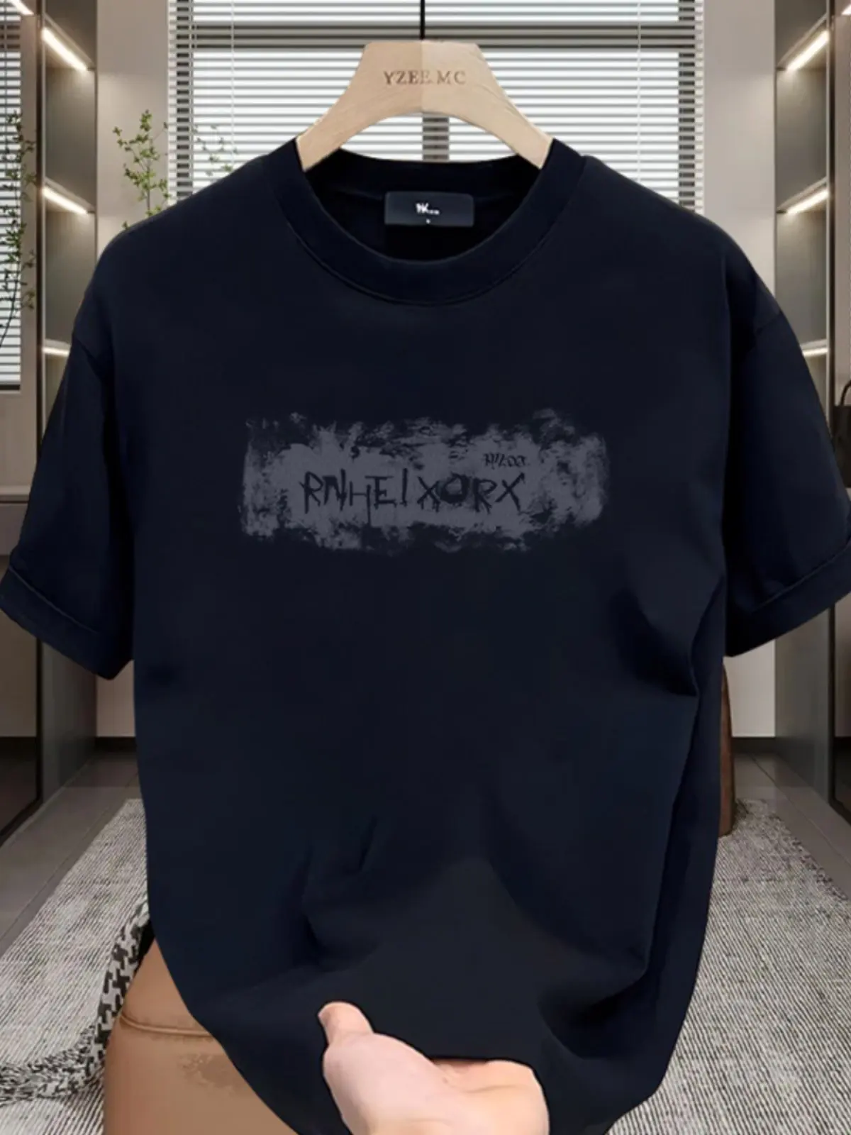 

Новая футболка с короткими рукавами и модными принтами на лето 2026, в сочетании с базовым слоем из чистого хлопка в гонконгском стиле с круглым вырезом.