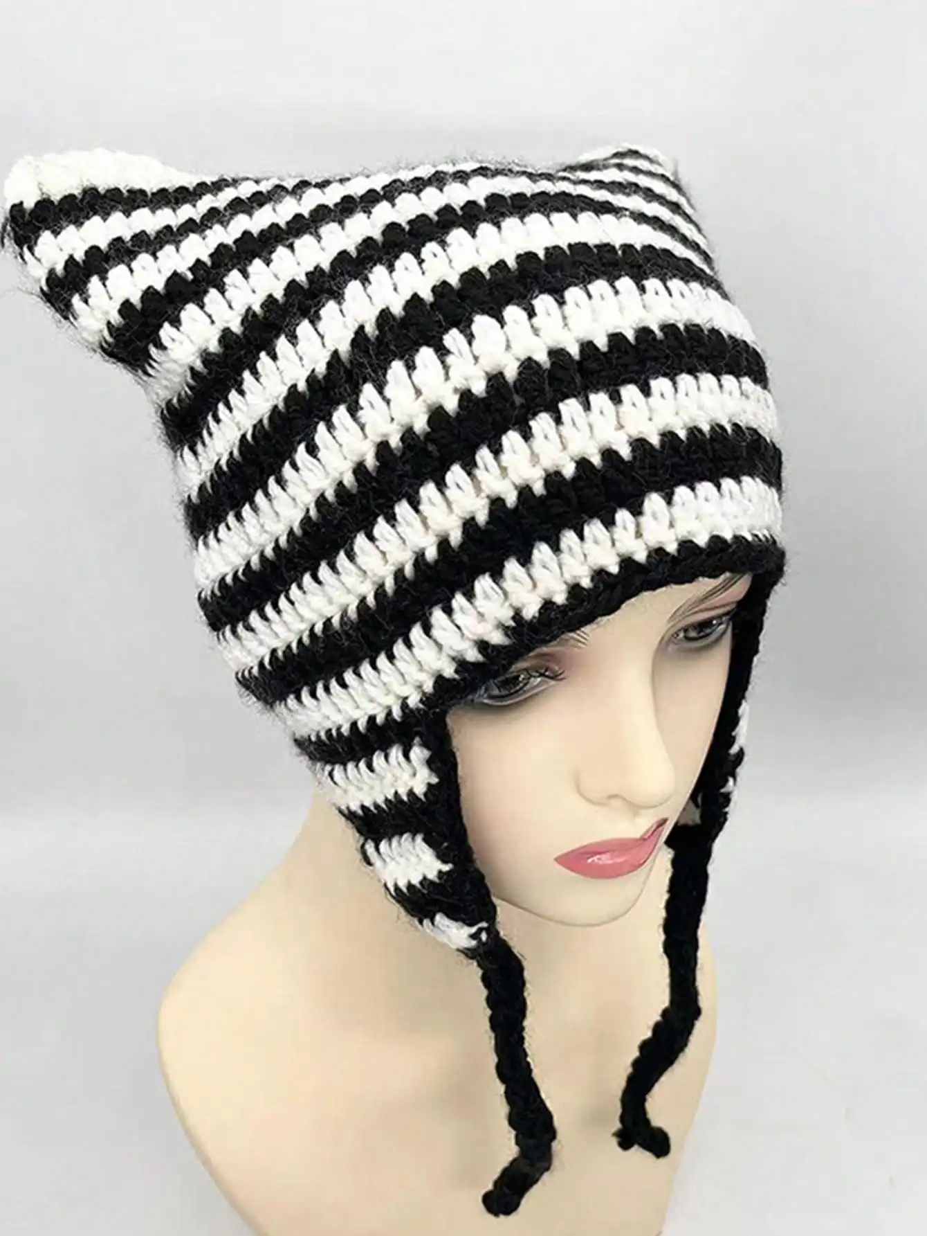 

Women's Hand-Stitched Cat Ear Hat: Striped Ear-Protecting Style, Winter Warm Knitted Design with Color-Blocked Hollowed-Out Bag