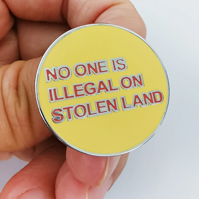 لا أحد غير قانوني على الأرض المسروقة المينا دبوس أزرار شارة صفراء #3