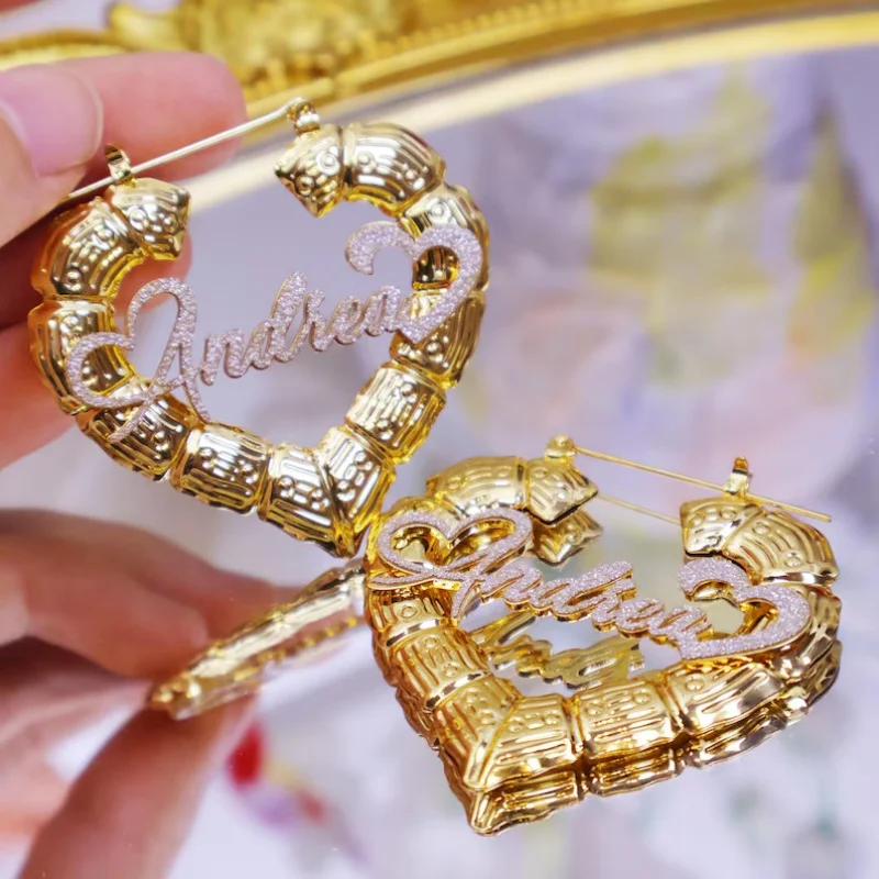 

Серебряные серьги-сердечки на бамбуковой нити с именными стикерами – уникальный подарок, персонализированное украшение