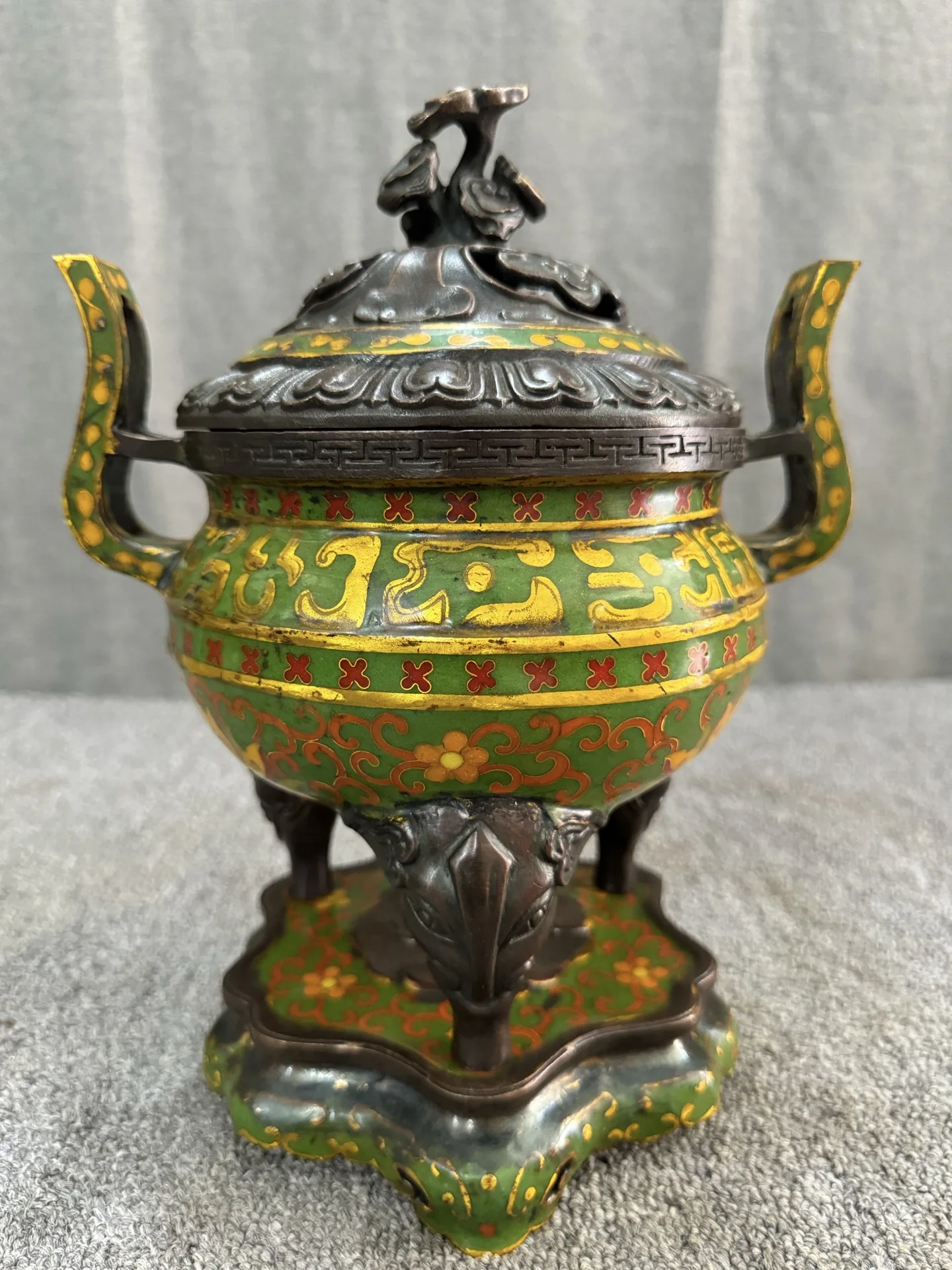 

11-дюймовая плотная старая бронза, перегородчатая эмаль, цветочная текстура, полая крышка Lingzhi, трехслойная курильница, штатив для плиты на базе лотоса