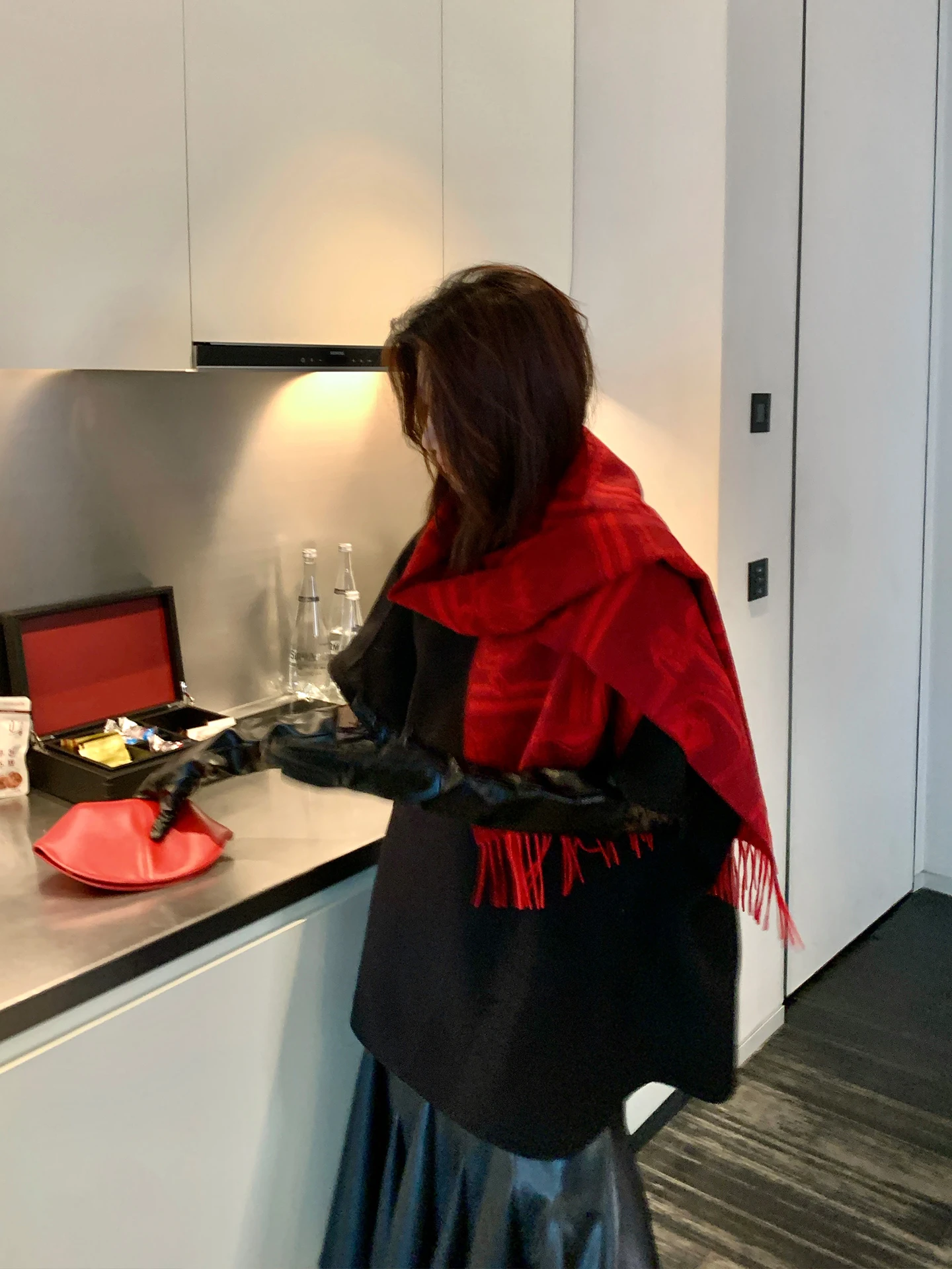 

Шарф Longxi'er Red Thi Warm 00 Camere для женщин, универсальный, модный, для Нового года, V349, зимний, незаменимый, женский.