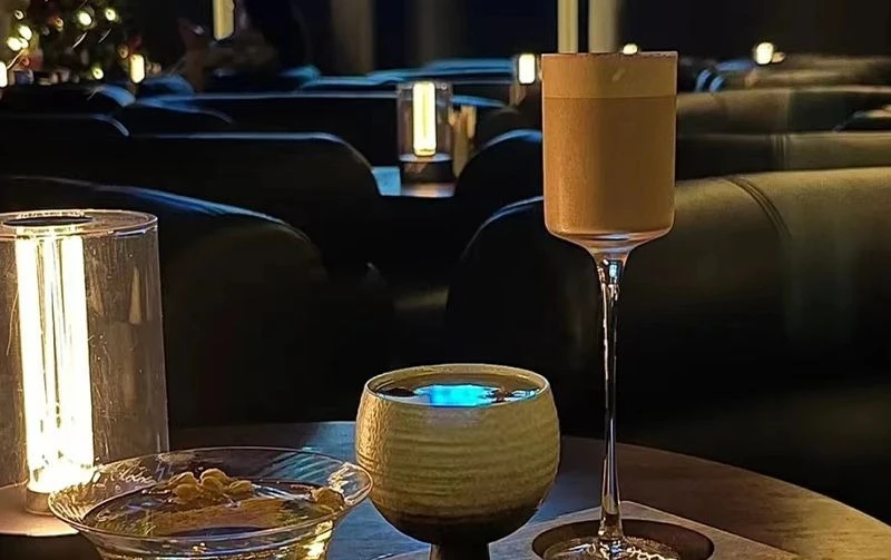 One drink, three drinks, ceramic glass, cocktail glass, wooden tray set with holes, cold brew glass