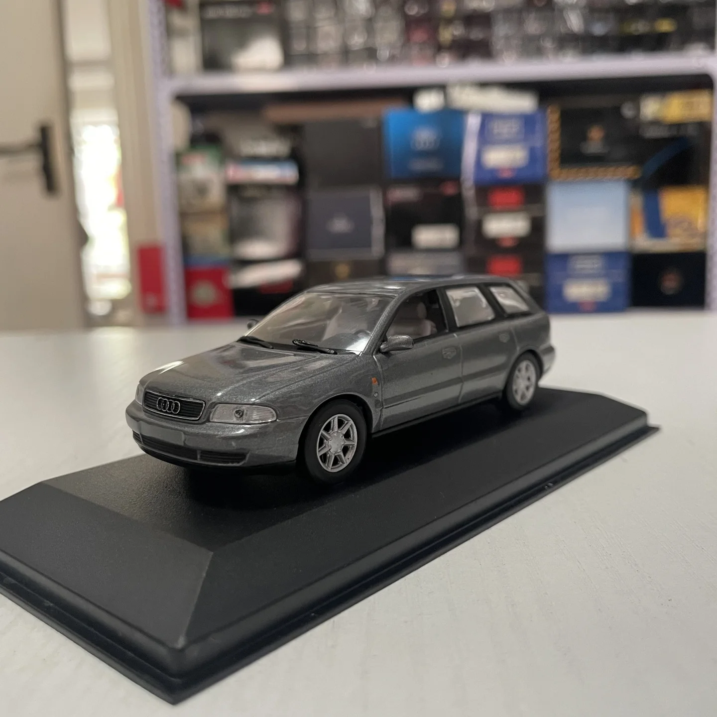 1-43-echelle-en-alliage-moule-sous-pression-gris-1995-audi-a4-avant-wagon-jouets-voitures-modele-classiques-nostalgie-cadeaux-pour-adultes-souvenir-affichage-statique