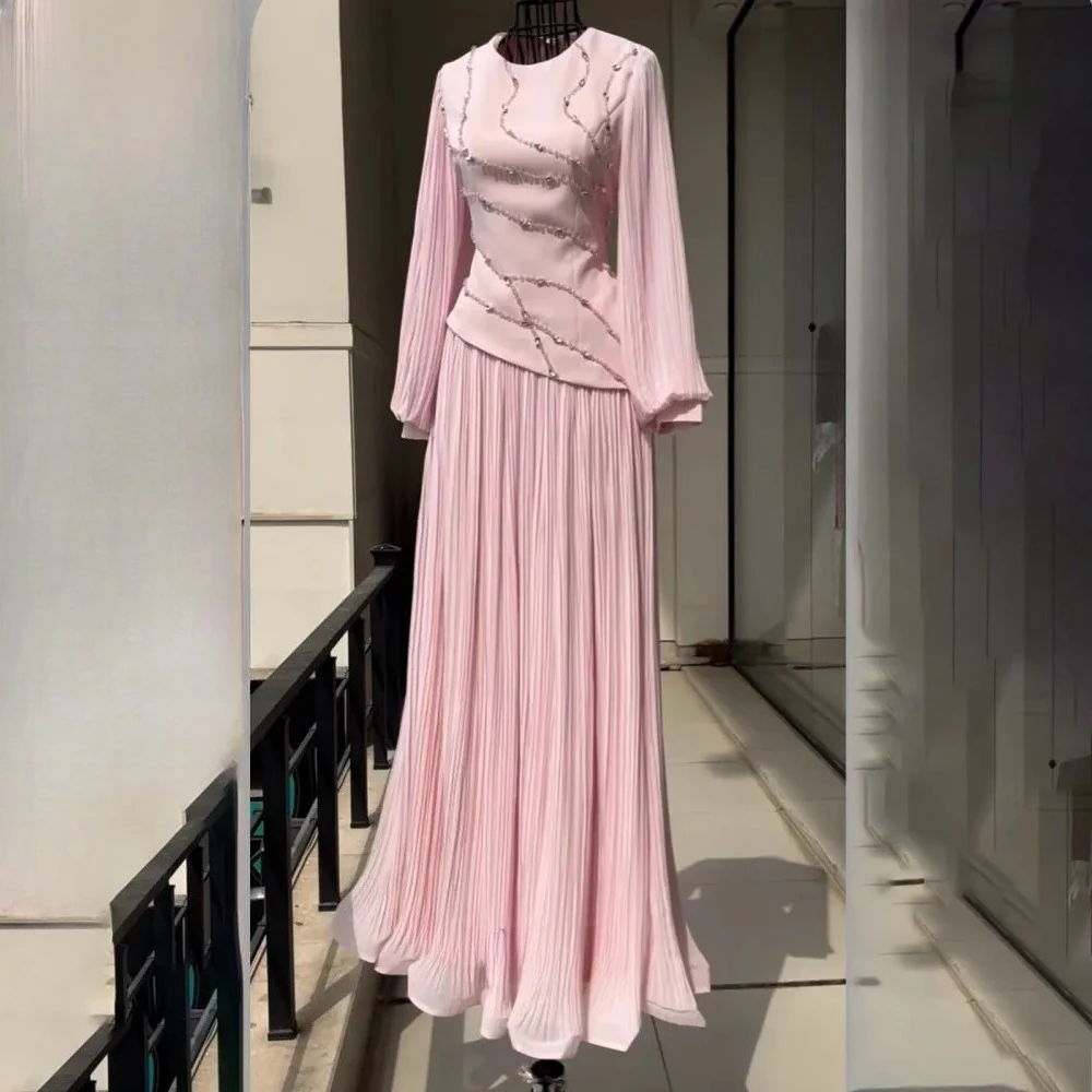 فستان سهرة وردي مخصص برقبة دائرية وأكمام طويلة فساتين أنيقة كريستال على شكل حرف A طول الأرض فساتين زفاف الضيوف 2025