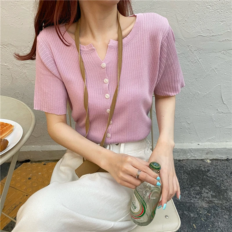 تيشيرت نسائي خفيف الوزن صيفي محبوك بأكمام قصيرة وياقة على شكل حرف V بتصميم حريري جليدي وأزرار، مناسب للارتداء الخارجي كسترة ك...