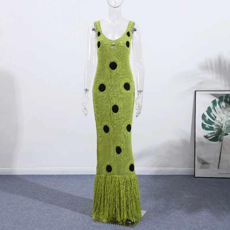 Abito lungo lavorato a maglia a pois di design con scollo a V scava fuori abiti con orlo con frange 2025 Abito da sera elegante per feste delle nuove donne estive