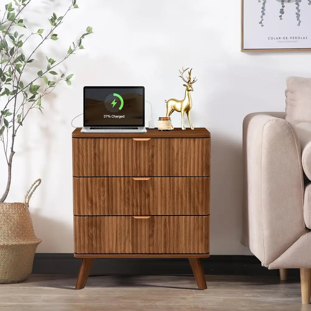 Nachtkastje uit het midden van de eeuw met oplaadpoort, gecanneleerde lades en opbergkast voor modern leven