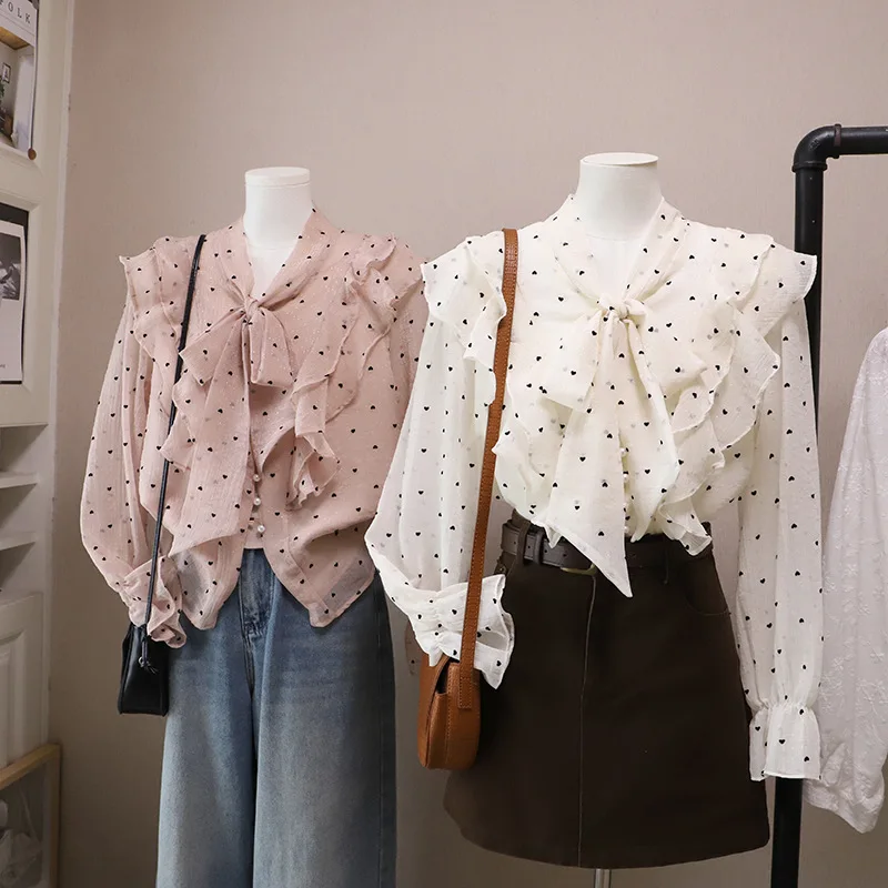 

Женская блузка во французском стиле с рюшами и принтом в виде сердечек, элегантная модная блузка с жемчужными пуговицами, длинными рукавами, весенняя шикарная блузка с завязками