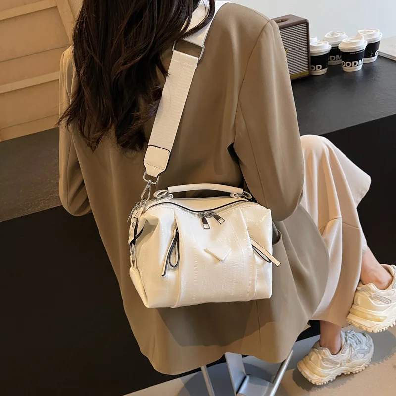 

PU Leather Messenger Bag Premium Handheld Bag Large Capacity Pillow Bag for Women 2025 New Korean Style Fashion Shoulder Bag