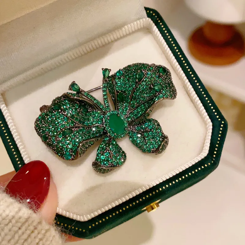 

CC Brooches for Women Vintage Court Style Butterfly Shape Scarf Clasp Imitation Emerald Sweater Pins Elegant Crystal Brooch B139