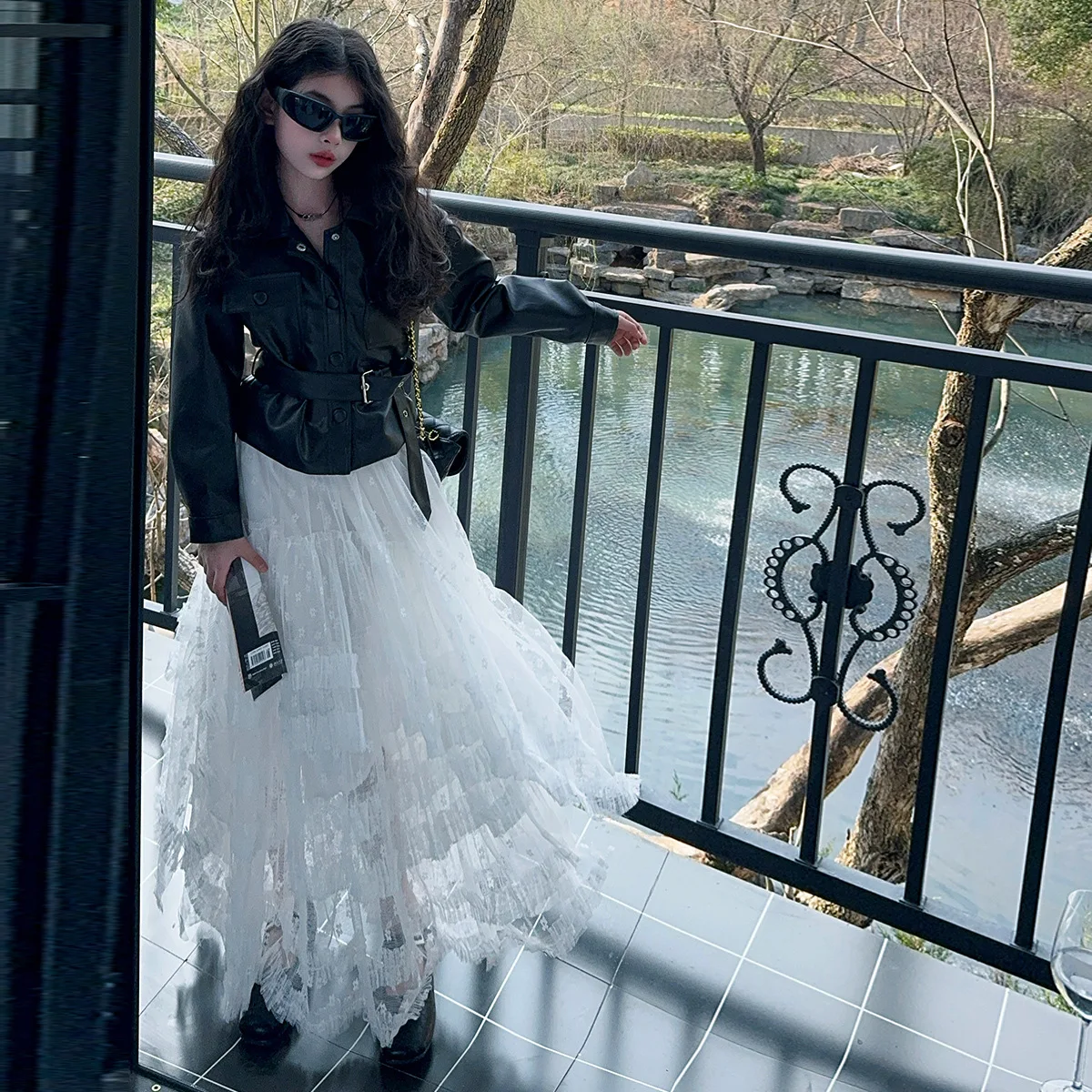 

Пальто из искусственной кожи на талии для девочек на весну и осень. Новинка 2023 года. Утягивающее детское пальто с поясом. Куртка. Детский модный топ.