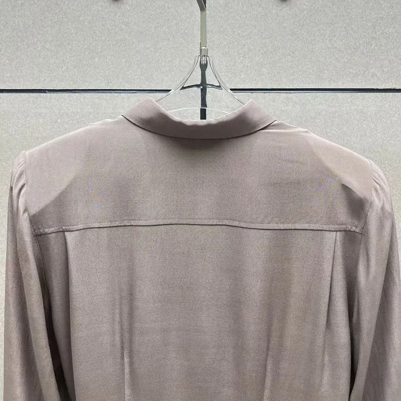 فستان نسائي بياقة غير متماثلة وأكتاف مبطنة مصبوغة، تنورة طويلة غير متماثلة ذات ياقة وأكمام طويلة، فستان مأدبة، 2025، #4