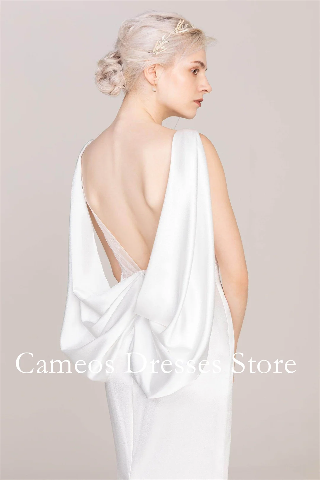 ชุดแต่งงานทรงทรัมเป็ต-เมอร์เมด คอเรือ เปิดหลัง ผ้าซาตินเนื้อนุ่ม สีไอวอรี่ แต่งระบาย  แบบสั่งตัดพิเศษจาก SONDR สำหรับเจ้าสาว