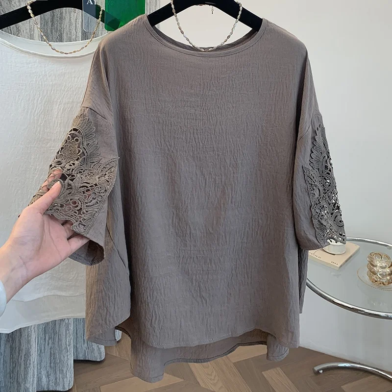 

Хлопковая футболка с кружевными вставками и вырезами, с коротким рукавом, свободного кроя, повседневный стиль, большие размеры, женская летняя модель, однотонная, для создания молодежного образа