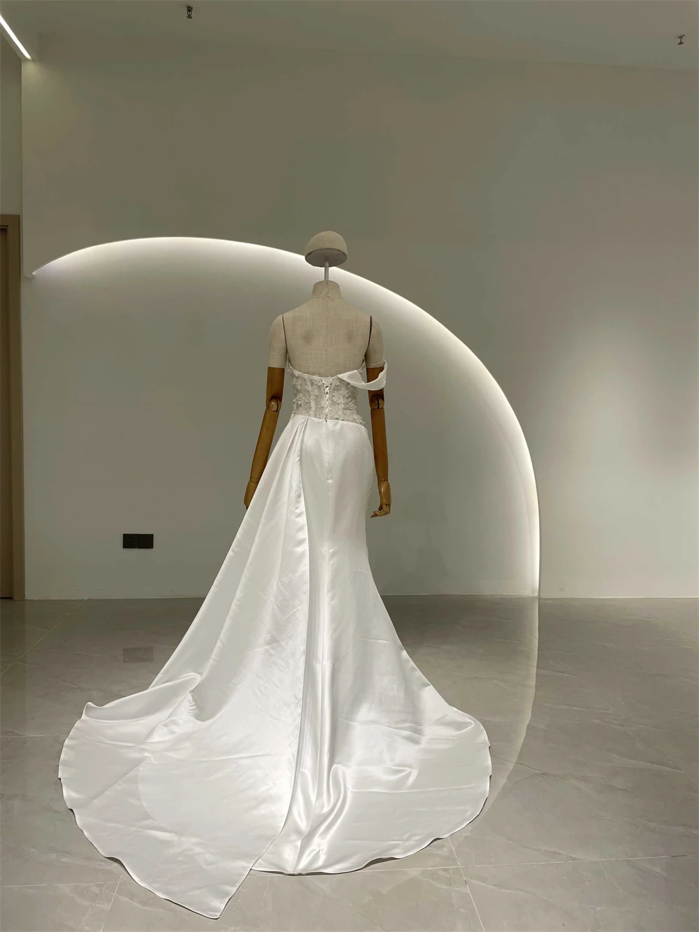 Vestido de novia de un solo hombro con escote Corazón, vestido de novia plisado de encaje, vestido de dama de honor con tren