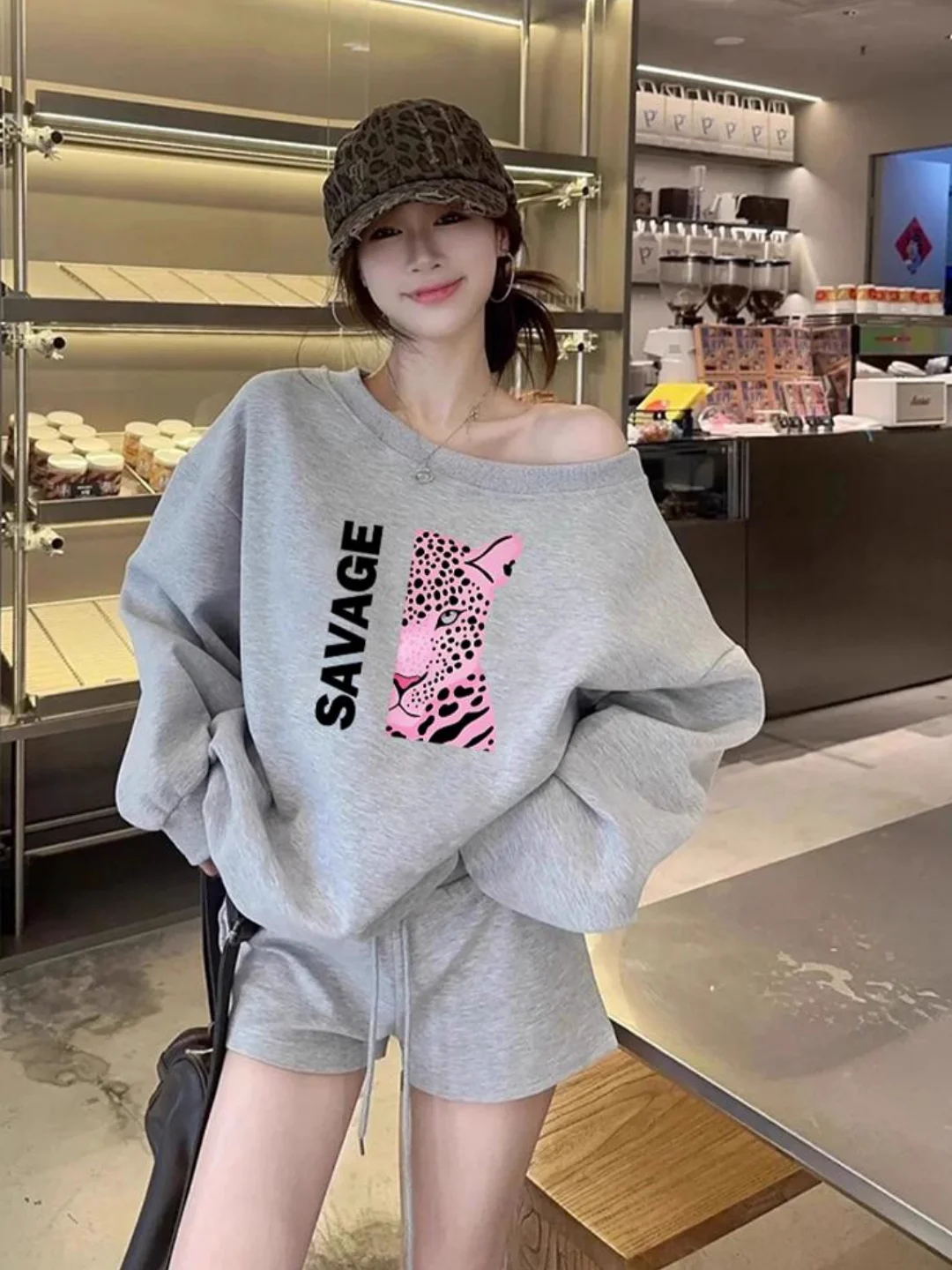 

Женский свитшот с анималистичным принтом и асимметричным воротником, свободный крой, с открытыми плечами, в корейском стиле, шикарный, новый 2025