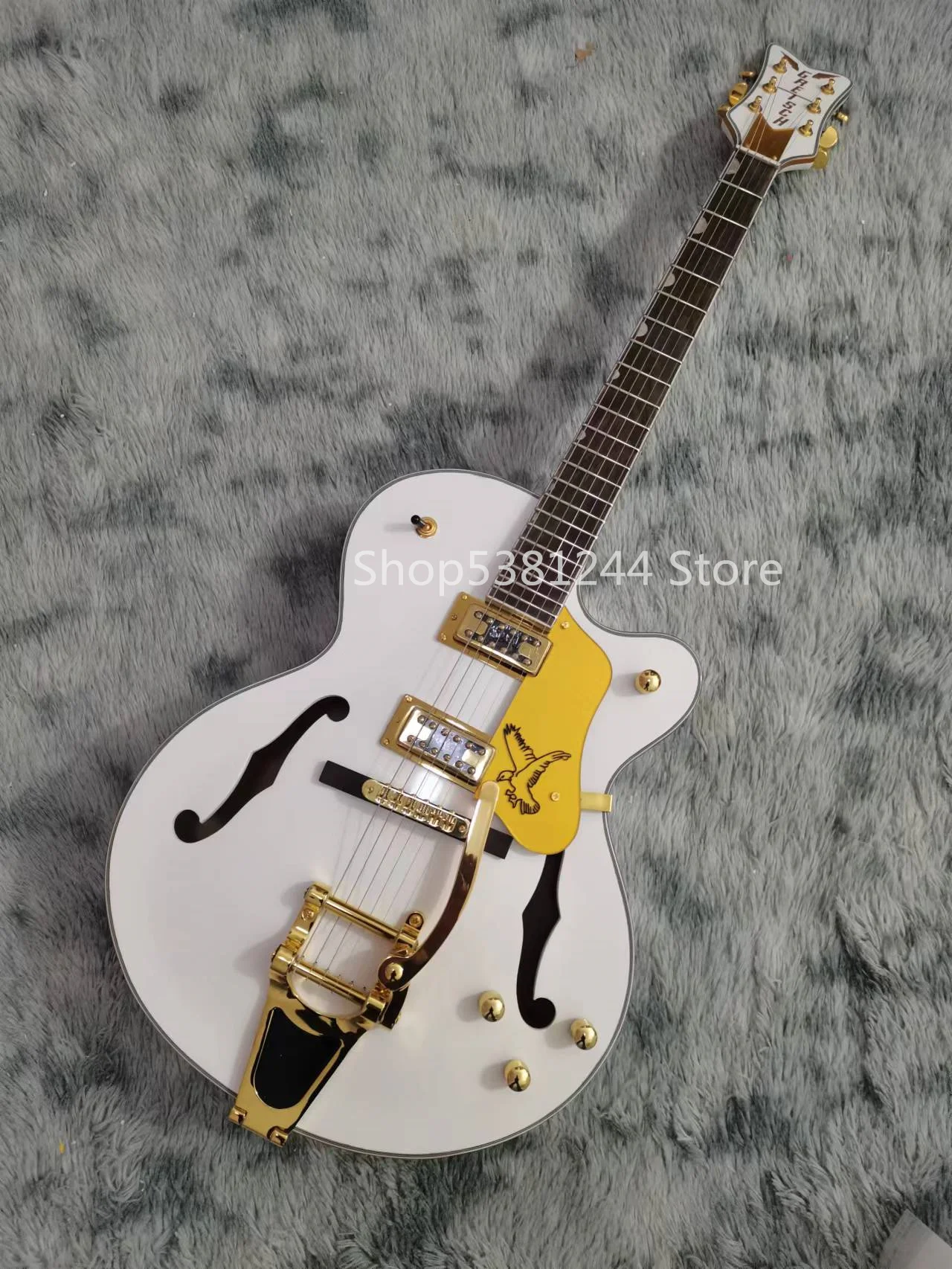 

6-string electric guitar, gold accessories, tremolo system, shipping cost to be borne by the seller