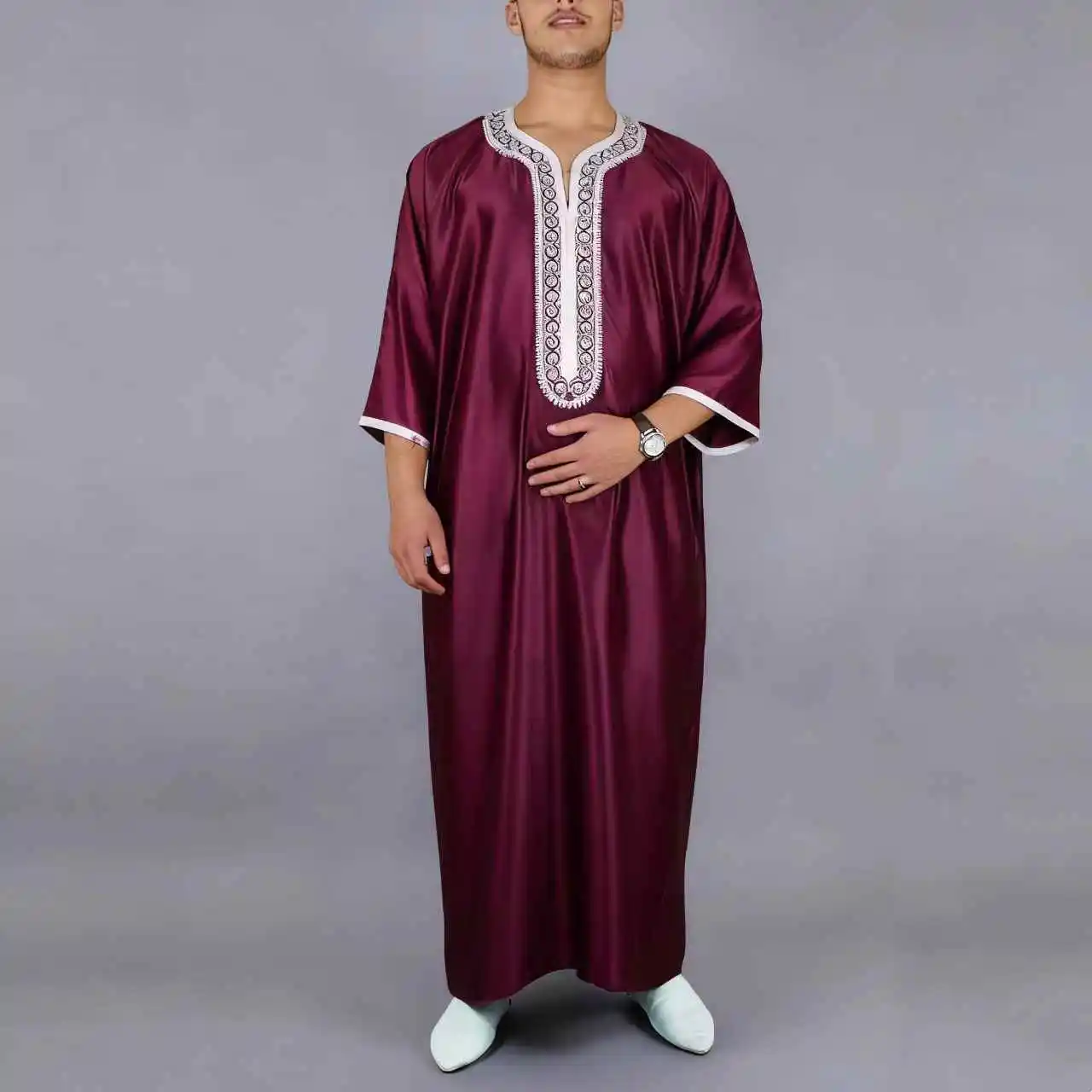 The new Moroccan men's thobe long-sleeved embroidered hood design is a traditional Muslim Islamic loose men's clothing