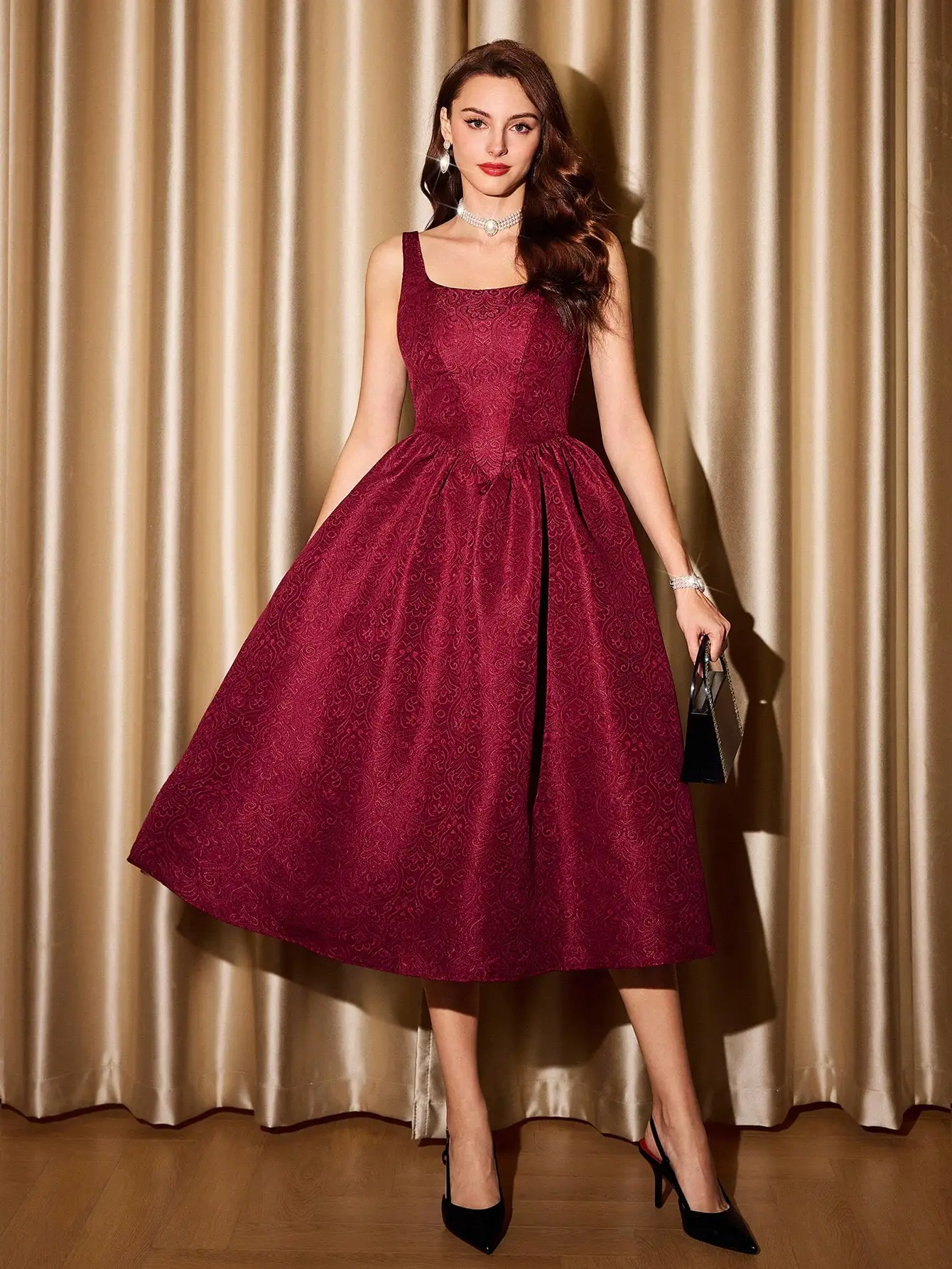 

Элегантное бордовое жаккардовое платье А-силуэта миди с квадратным вырезом и карманами