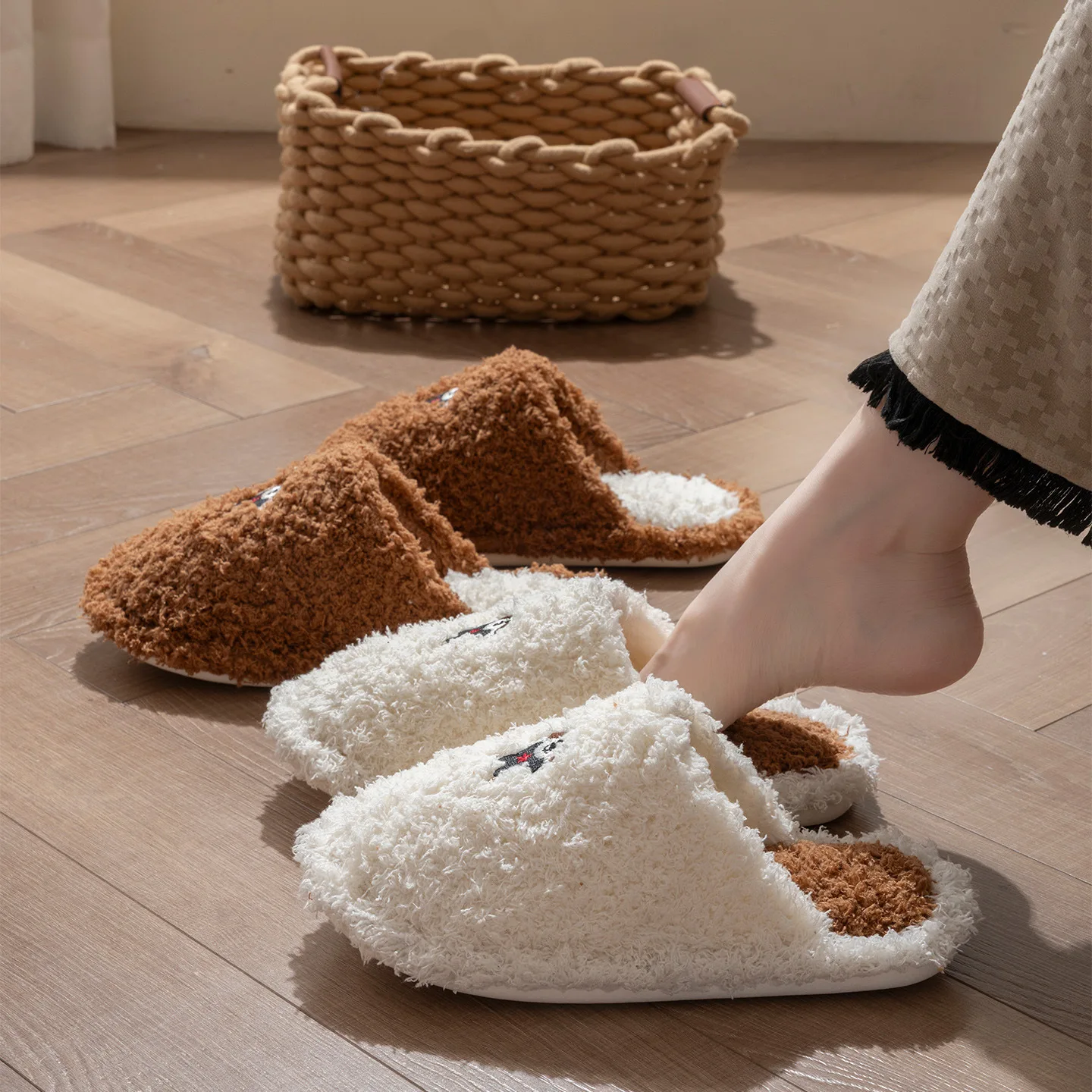 Fashion Plush Home Slippers Women and Men Winter Warm Embroidered Puppy Anti-slip Closed Toe Shoes Lovers Indoor Flats
