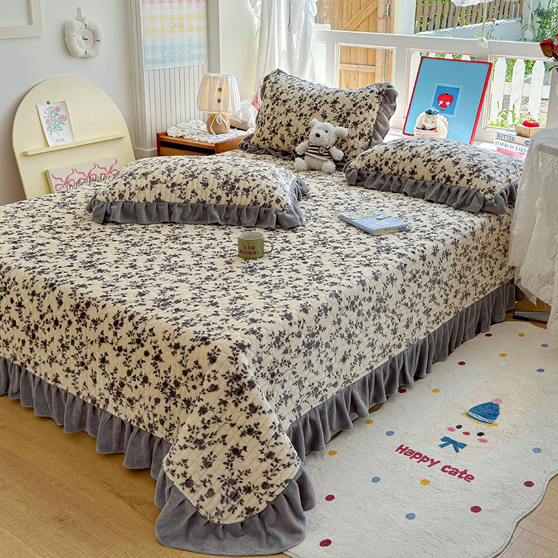 Flower Print Thickened Milk Velvet Bedspread Autumn Winter Warm Quilted Bed Cover Queen King Size Ruffled Bedspread Pillowcases
