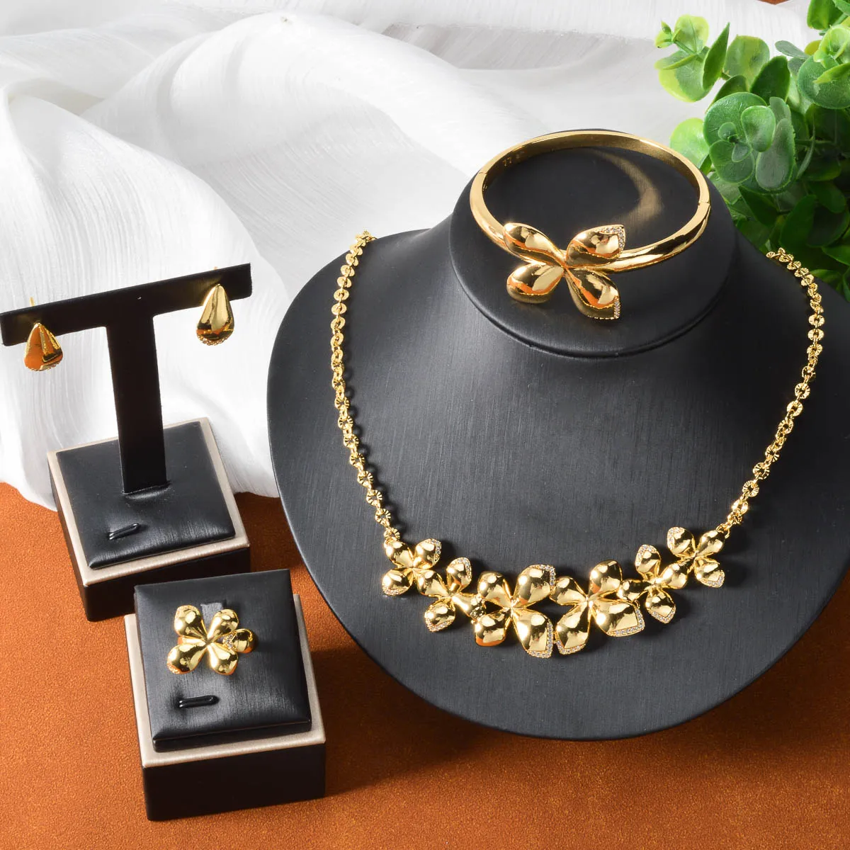 

Dubai Luxury Gold Plated 3D Four Leaf Flower Necklace Bracelet Ring Earrings Set Wedding Party Jewelry Gift for Friends