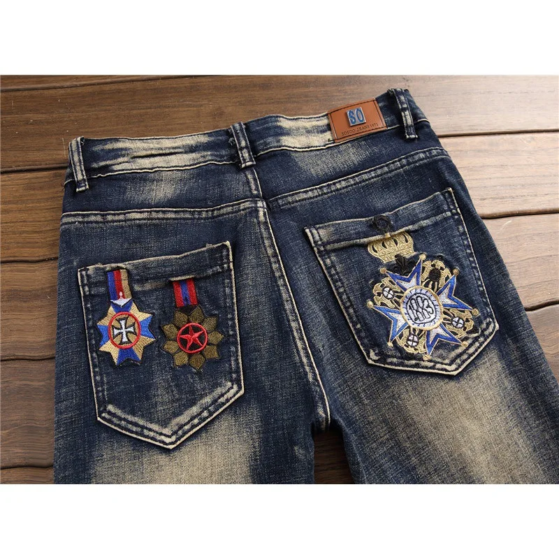 Jeans de motociclista bordado high-end masculino, calça longa, elástica, justa, bonito, retrô, com patch e buraco, design de personalidade, festa