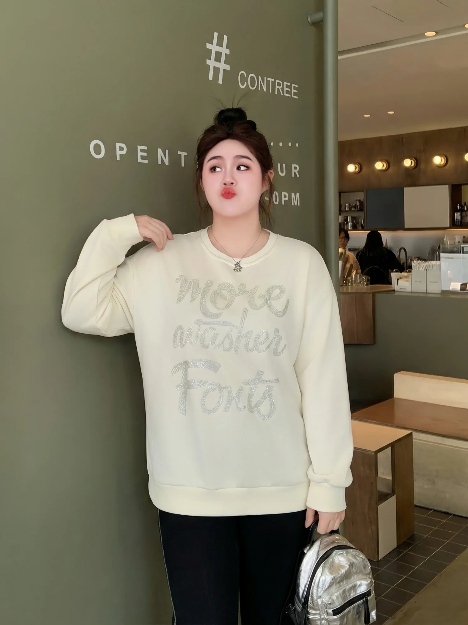 

Женский свитшот больших размеров с круглым вырезом и надписью, весенний повседневный топ, стройнящий силуэт, скрывающий недостатки фигуры, для работы и отдыха, стандартный крой, длинный рукав