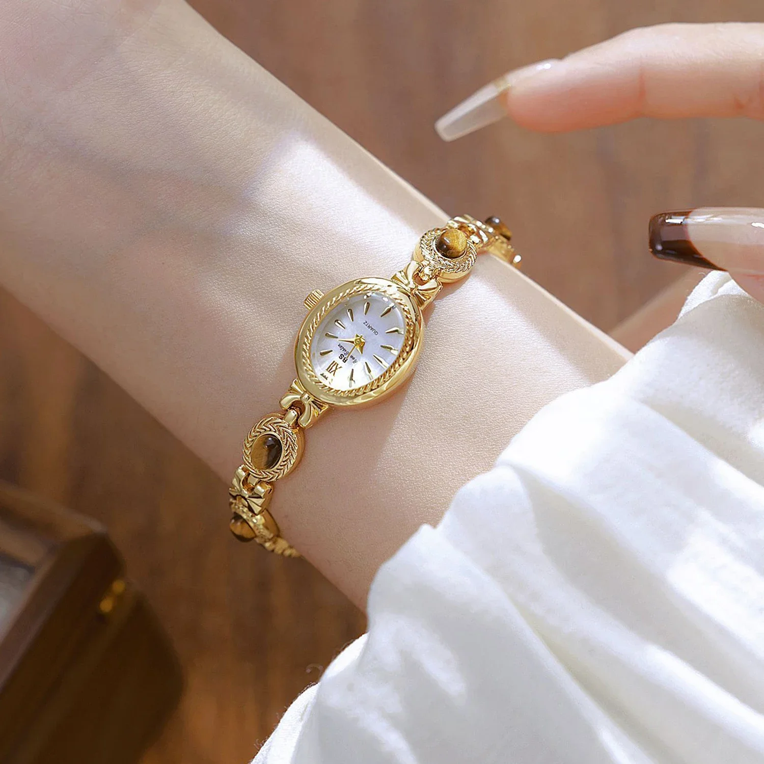ساعات أنيقة فاخرة للنساء سوار ذهب مجوهرات كهرمانية كوارتز بيضاوية ساعة يد 2025 موضة جديدة ريترو أصلية للسيدات