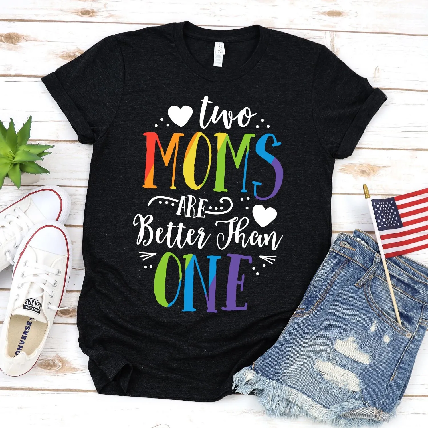 

Футболка «Два мам лучше, чем один» с флагом гордости ЛГБТКК