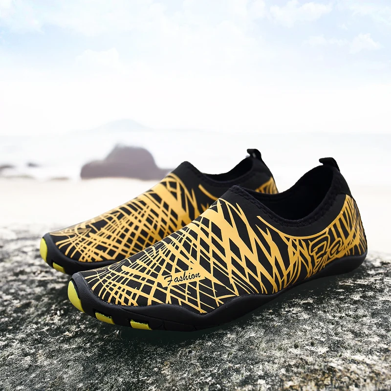 

2025Summer New Breathable Comfortable Lightweight High-Quality Swimming Shoes Couple Shoes Water Shoes Beach Shoes35-46