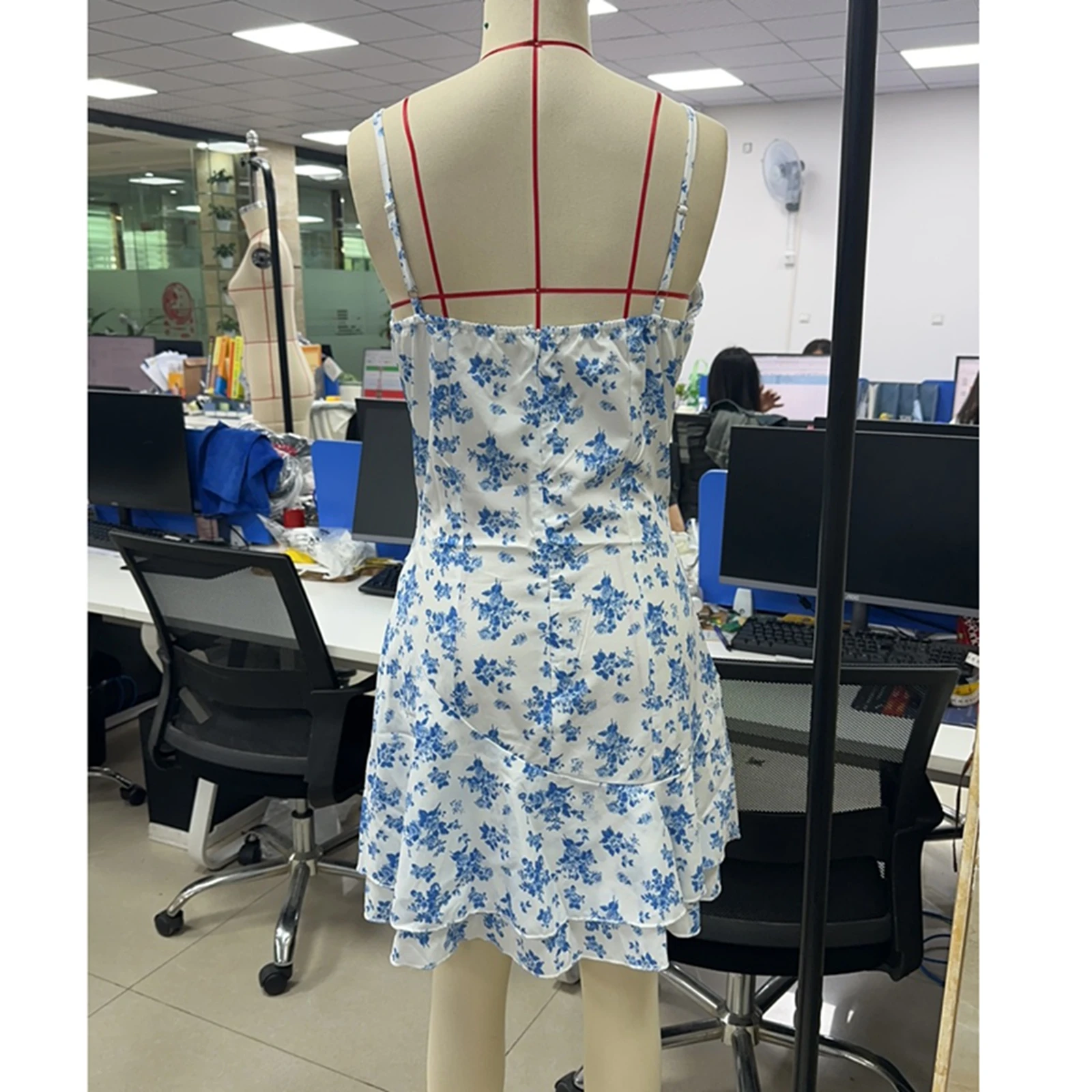 ผู้หญิง Ruffle Bodycon Cami ชุดเดรสแขนกุดลึก V คอชุดมินิสําหรับวันหยุดชายหาดฤดูร้อนปาร์ตี้สวมใส่ทุกวันกิจกรรมกลางแจ้ง