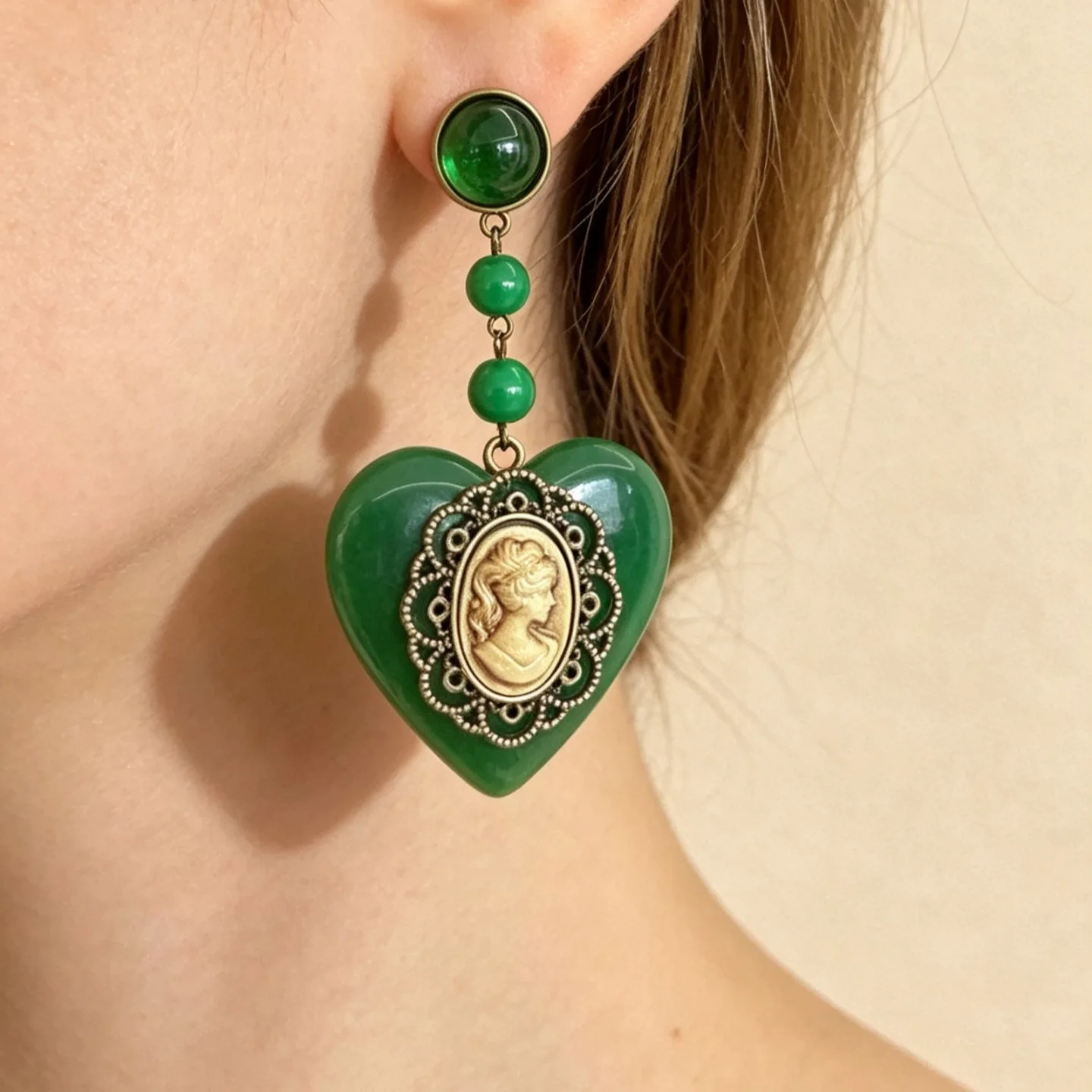 Antique Court Cameo Heart Dangle Earrings Vintage Green Beaded Lady Portrait Drop Earrings Retro Statement Jewelry Gift Women