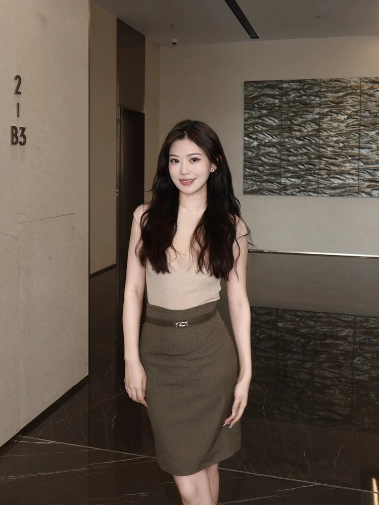 

Комплект XZY: Ретро-топ больших размеров с коротким рукавом и облегающий крой, а также юбка с высокой талией. Женский летний модный наряд для повседневной носки.