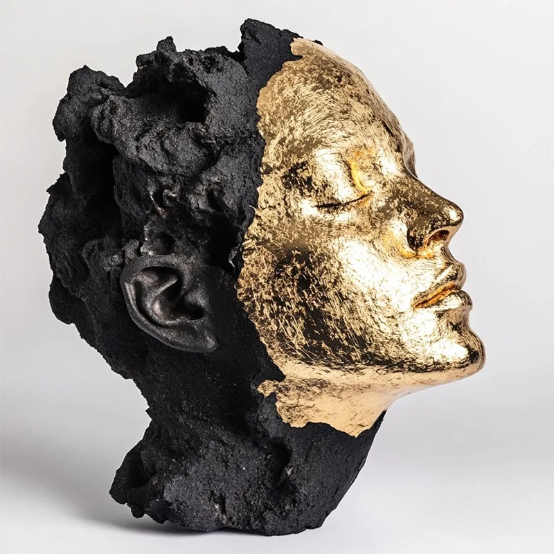 Arte en Resina de Lujo Italiano con Acabado Dorado, Figura Femenina Decorativa para Sala de Estar, Mueble para Vinos, Adorno para el Hogar