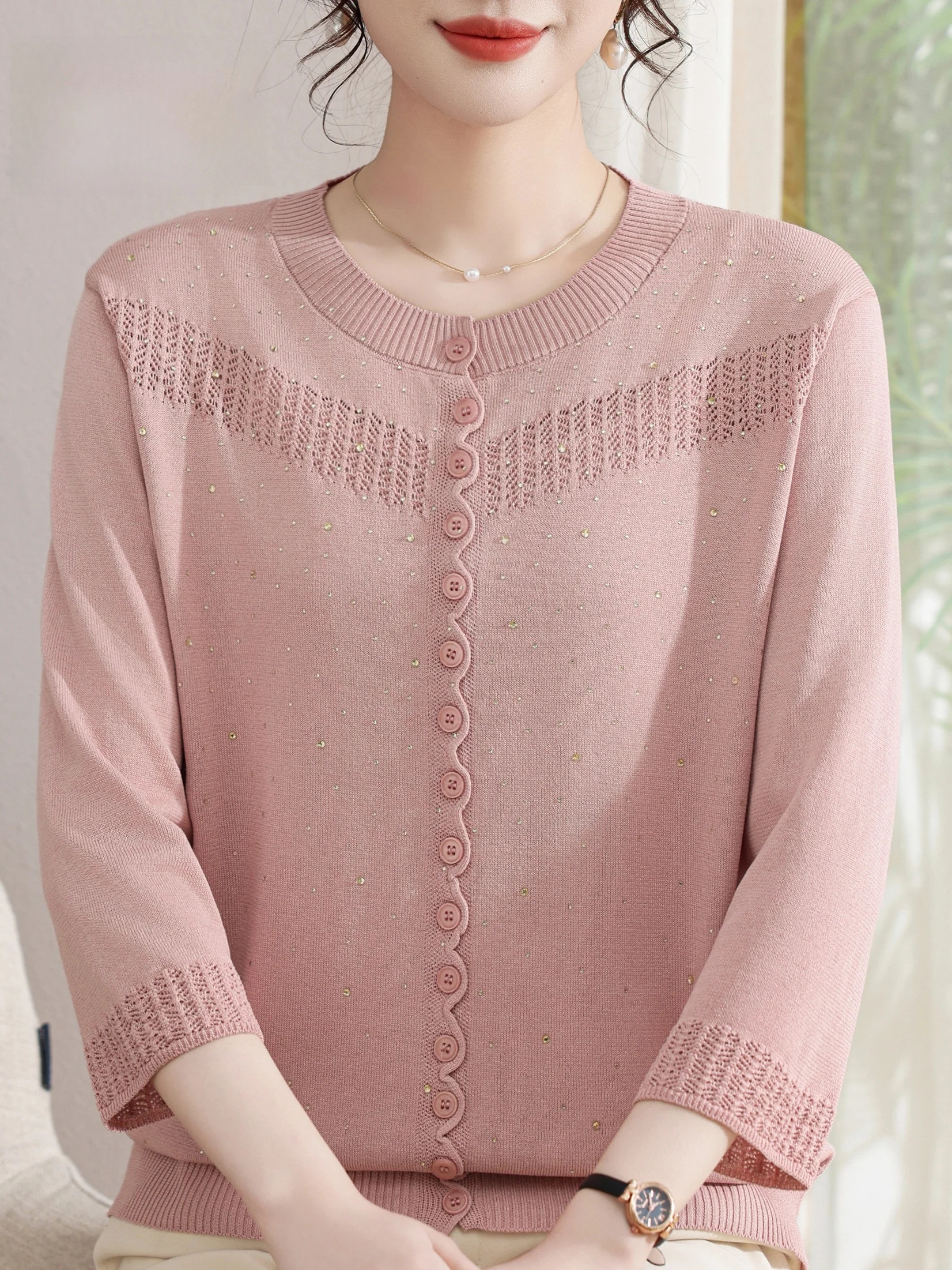 

Шелковый вязаный кардиган с круглым вырезом и ажурными элементами, рукав 3/4, для мам, весенняя мода, свободный крой, антистатический, легкий, повседневный