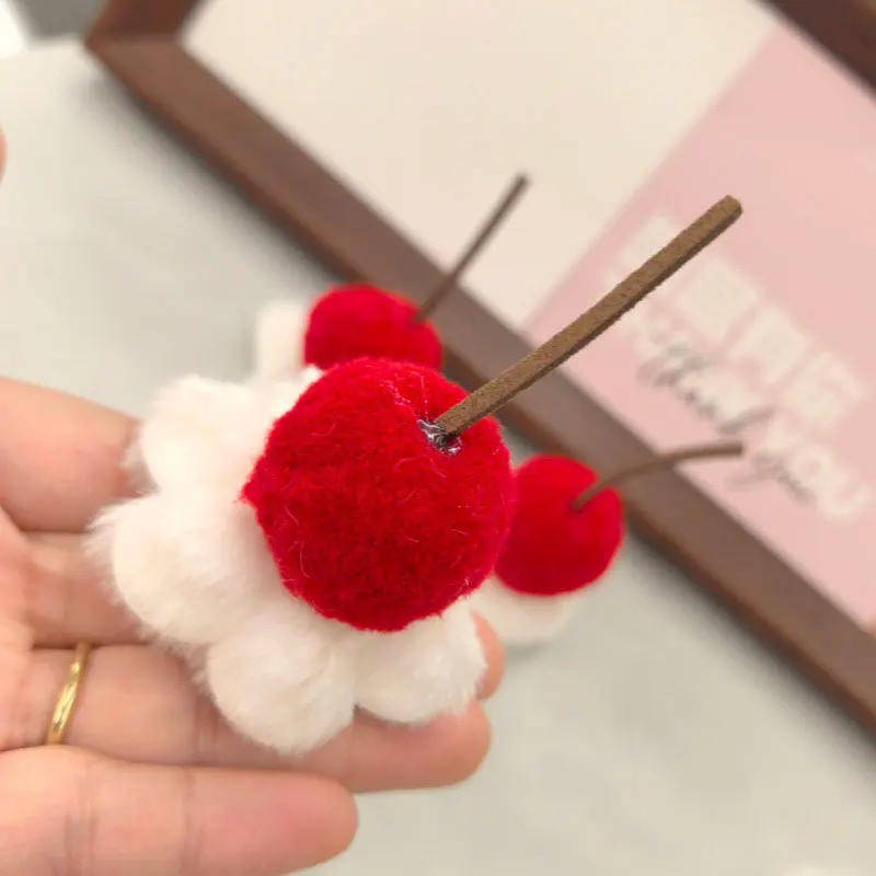 30 Stück selbstklebende Plüschstoff-Accessoires, Baby-Kirsch-Kuchen-Applikationen in Rot für Hüte, Taschen, Kleidung, Materialien, Aufnäher – Detail 9