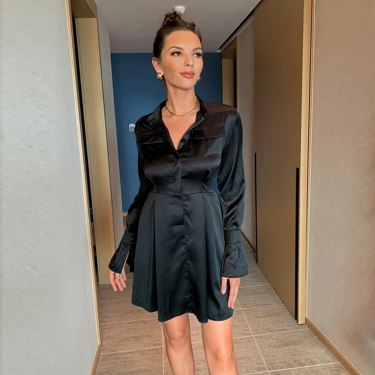 Abito camicia sexy in raso Mini abito a vita alta con maniche lunghe sul davanti e bottoni neri