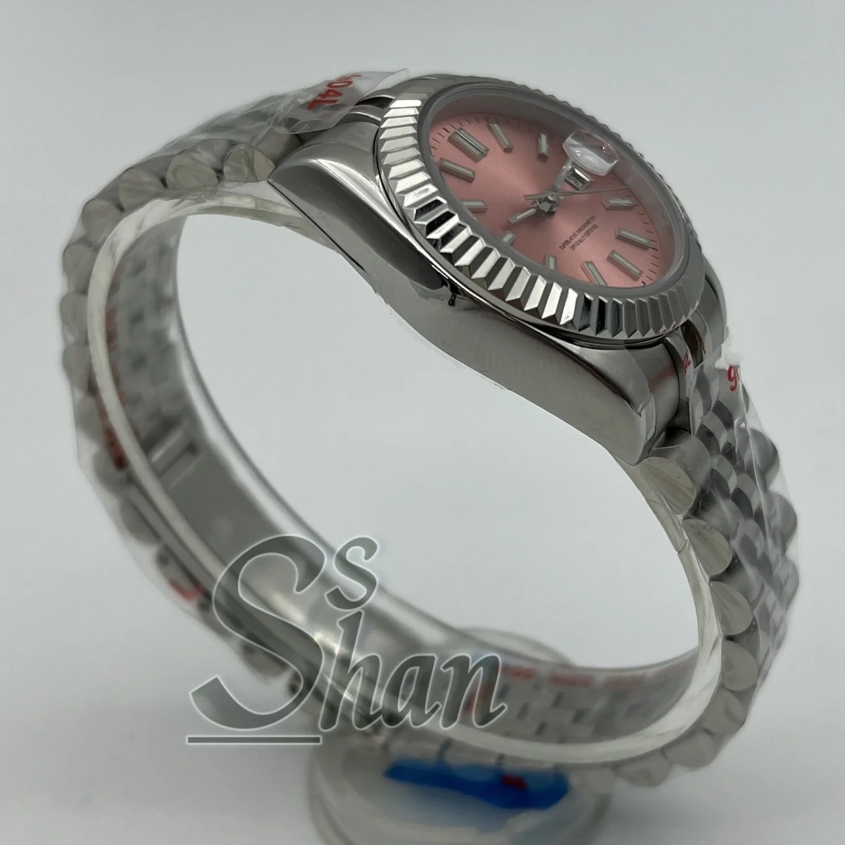 31mm luxury ladies mechanical watch features a grooved bezel with sapphire crystal and is powered by the NH05 automatic movement
