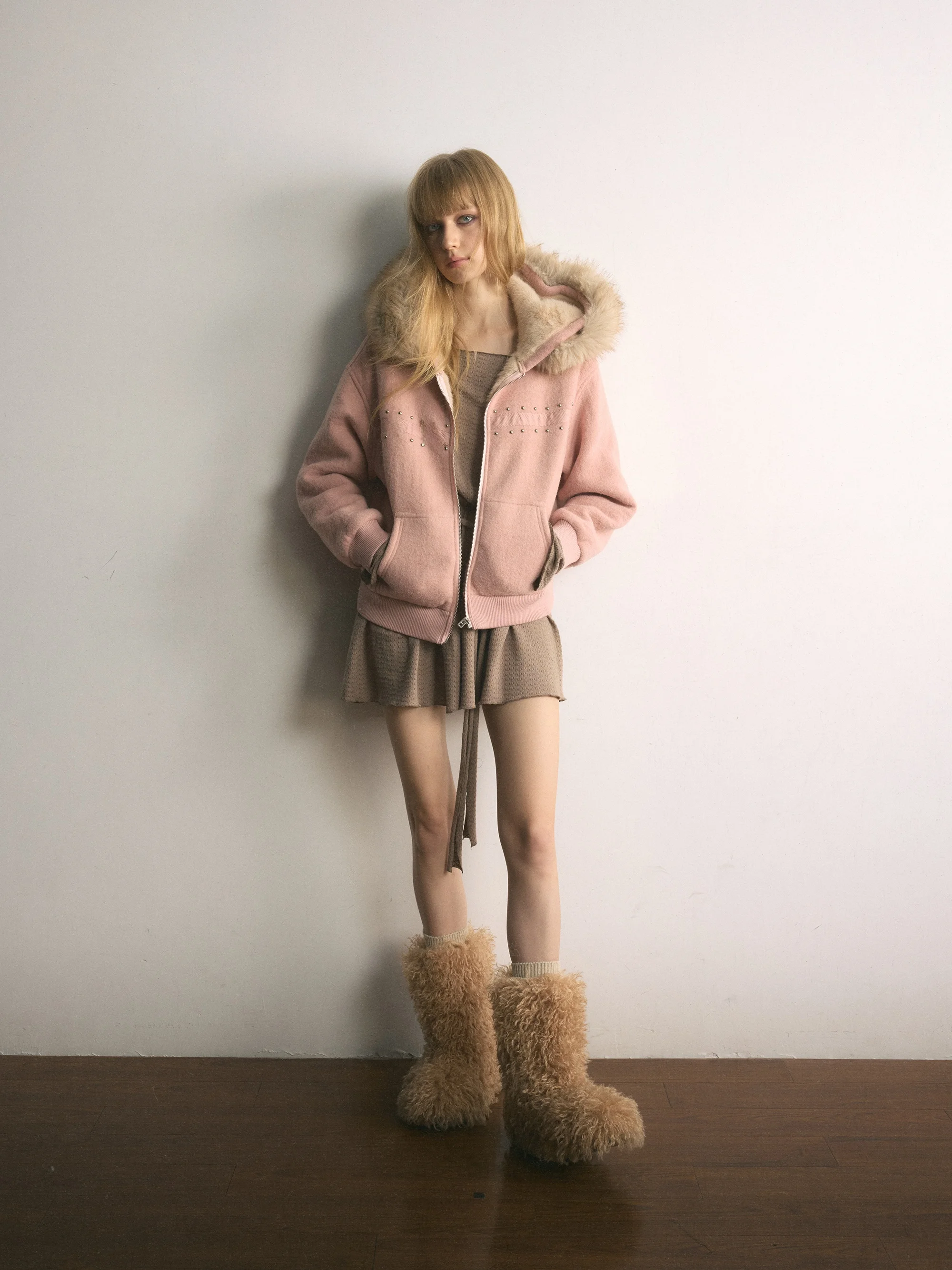 

Экологичная куртка из искусственного меха с капюшоном и мягким воротником из нежно-розового меха, отделка из кожи и меха, для повседневной носки