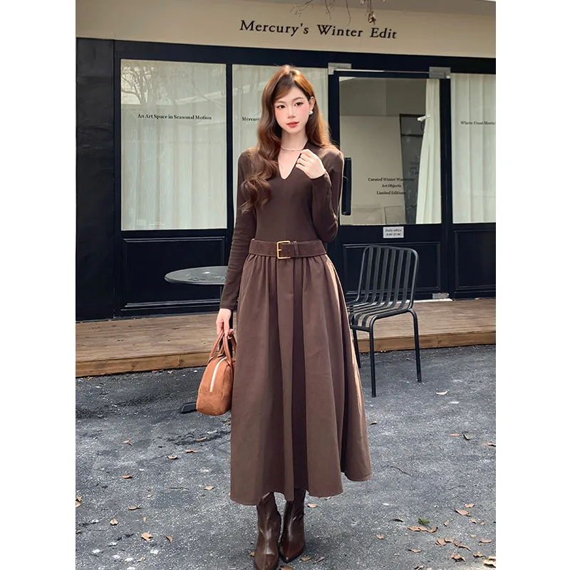 

Ретро-минималистичное черное платье с V-образным вырезом и пэчворком, с длинными рукавами, женское, весеннее, с оборками, А-силуэт, макси, с поясом, базовое, теплое, для ношения под что-либо.