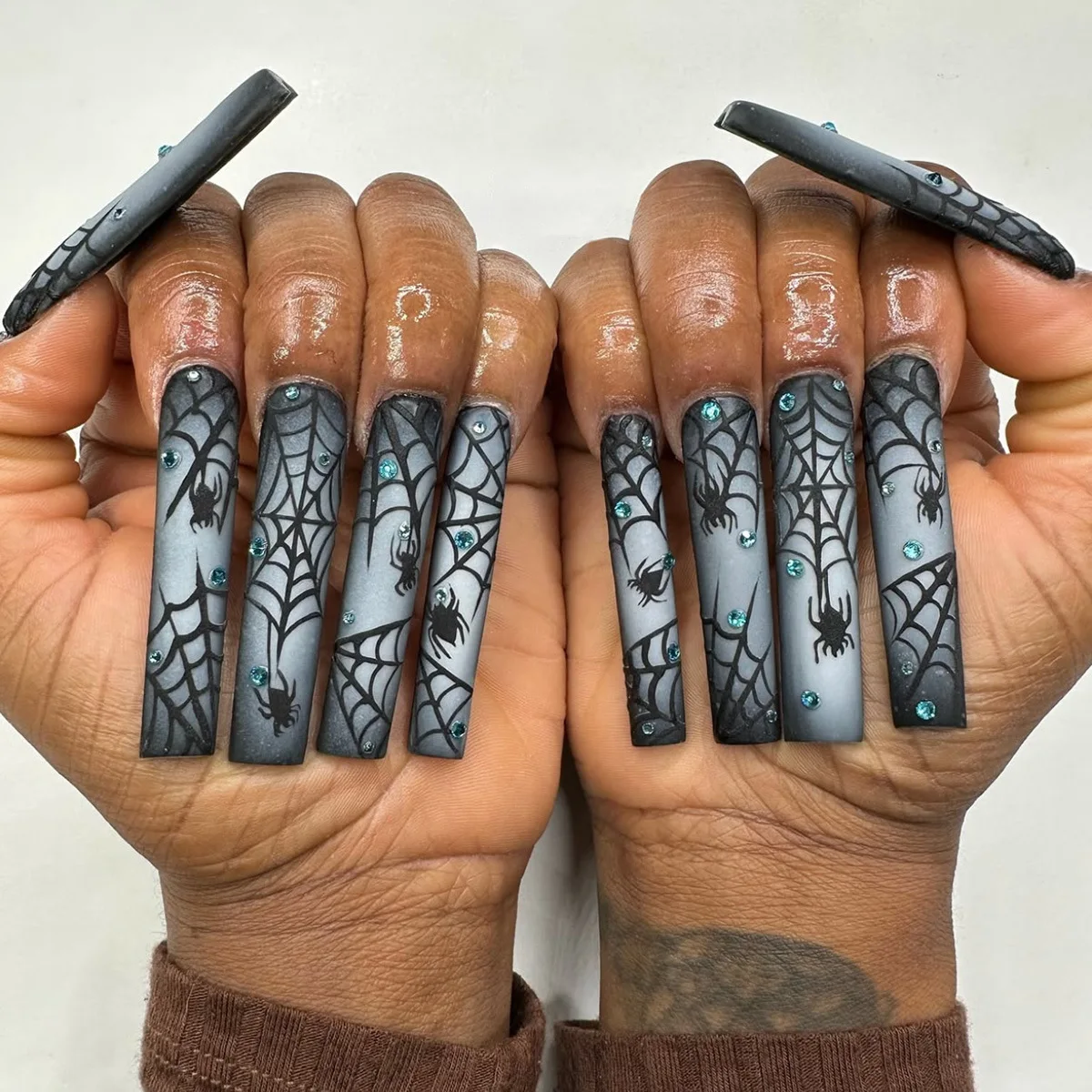 24 Stück dunkelschwarze lange Sarg-Kunstnägel, schwarz, weiß, bunt bemalt, Spinnennetz-Design, künstliche Nägel, Halloween-Thema, zum Aufdrücken der Nägel