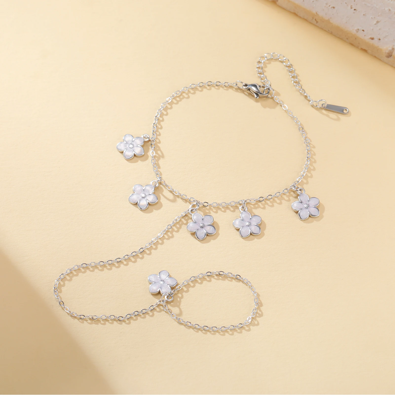 CoolTime Niedliche Armbänder aus Edelstahl mit rosa Blüten und Ring, zierliche Emaille-Sakura-Kette, verstellbar, Geschenk für Frauen – Detail 7