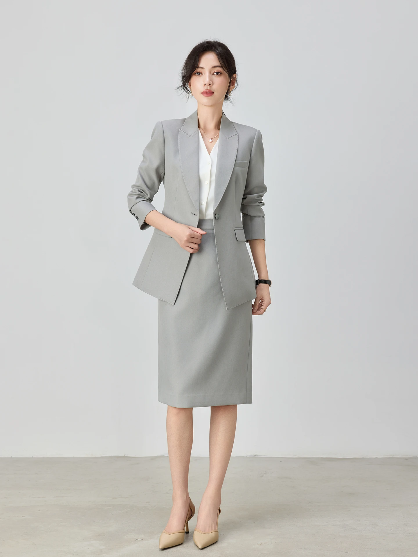 

Новый женский серый деловой костюм-двойка для весны и осени: пиджак и юбка, приталенный крой, для собеседований и офиса