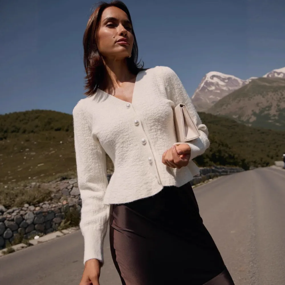 

2025 Autumn And Winter Fashion and Elegant Sweater Coat Design Sense Temperament Slim Short V-neck Women's Knitted Cardigan